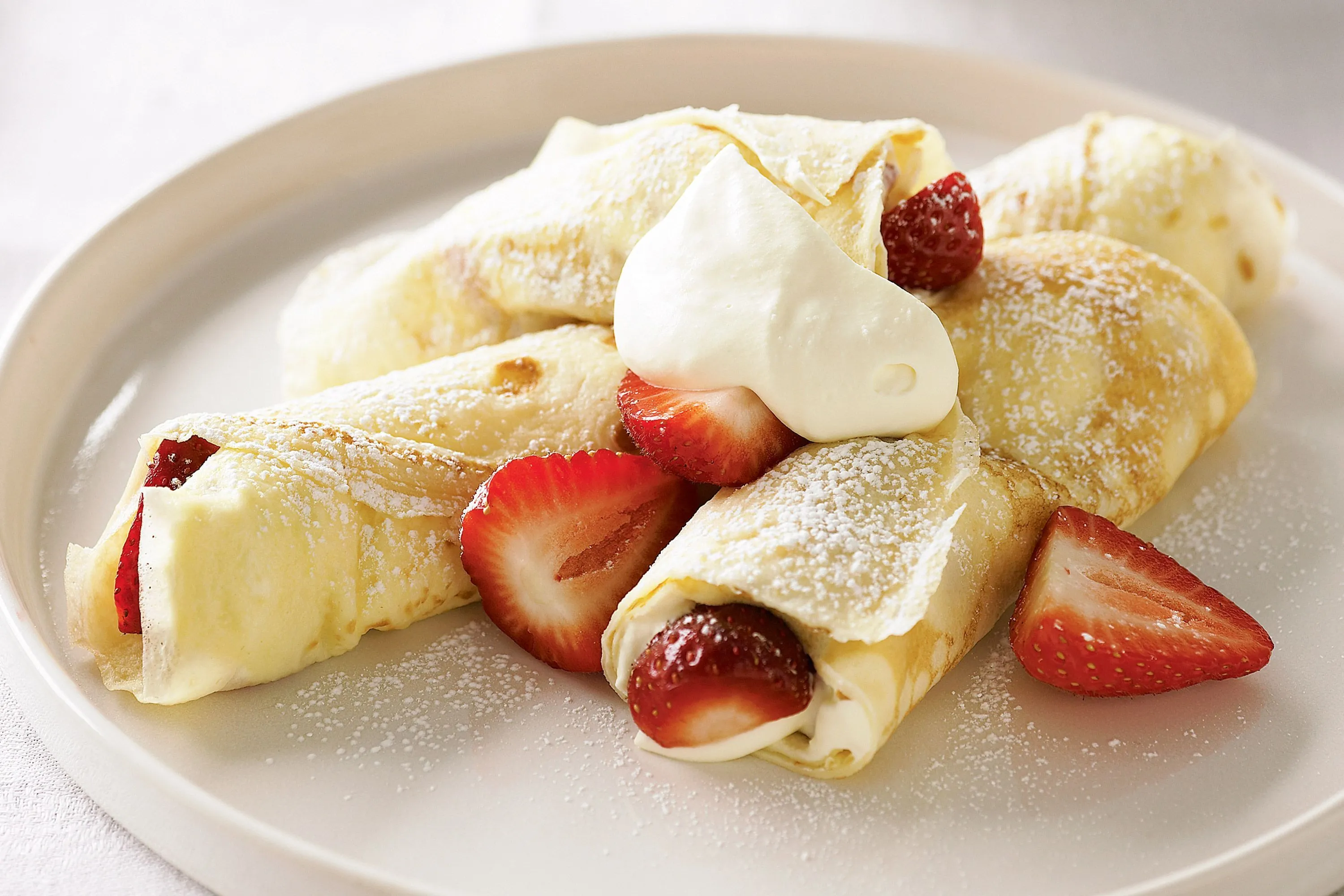 crepes-with-strawberries-and-cream-37683-1